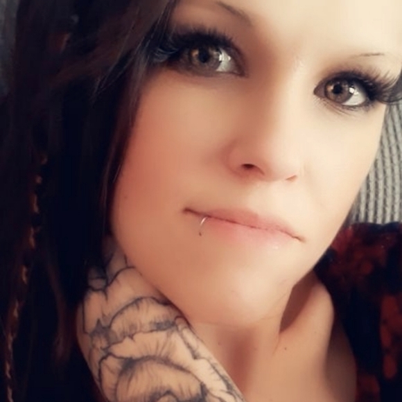 Meet your Posher, Caitlin - Picture 2 of 9